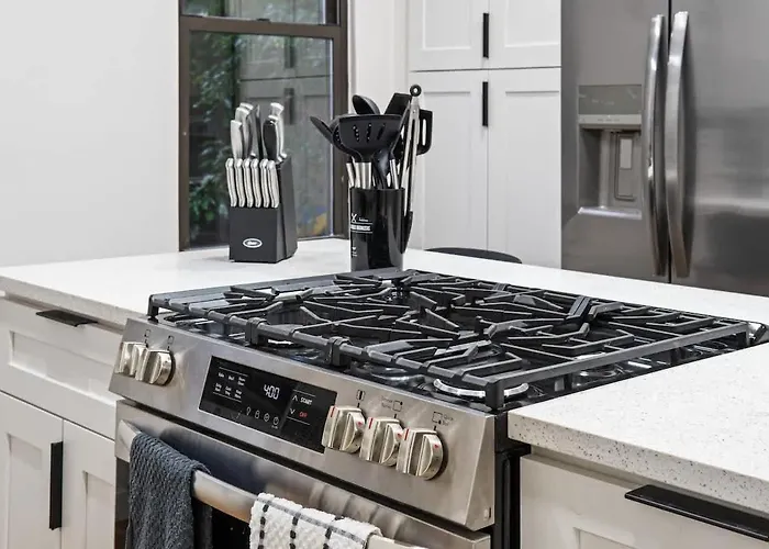 Near Stadium 2 Bdrm House W Fire Pit Free Wifi Holiday home *